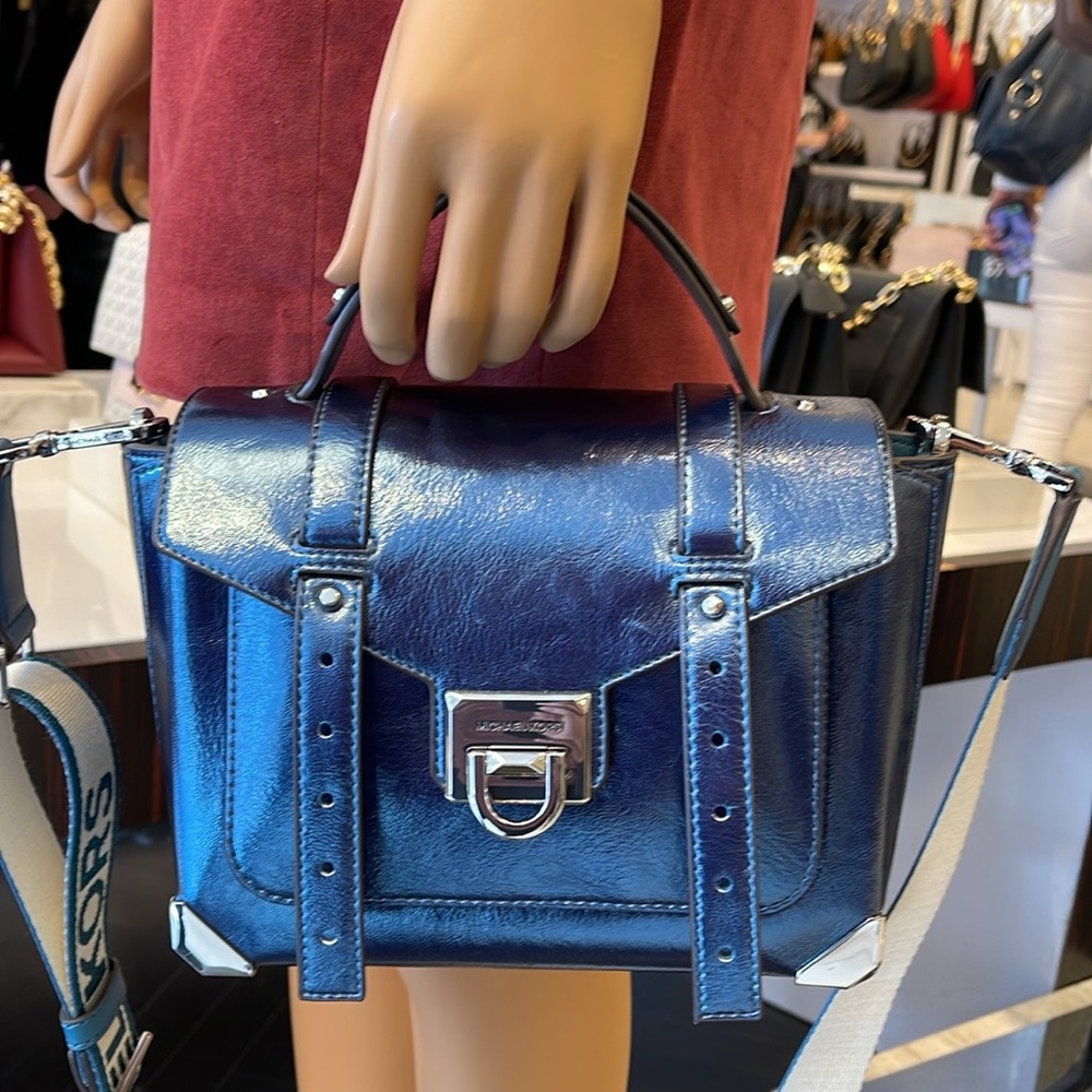 MICHAEL KORS
Manhattan Medium TH SCHOOL Crackled Metallic Leather SATCHEL
TEAL - Picture 5 of 16